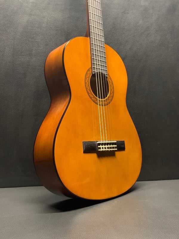 gitara srochni sotilade YAMAHA C40
srochni sotilade