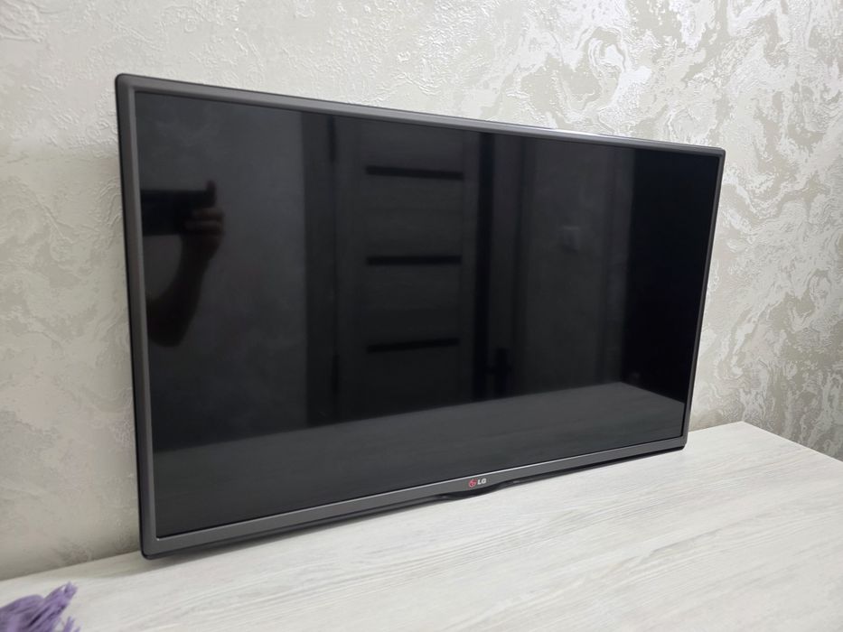 Телевизор Lg 32 и подставка для тюнера. Кранштейн.