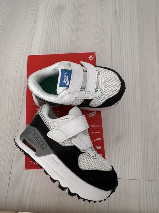 Vand Adidasi Nike