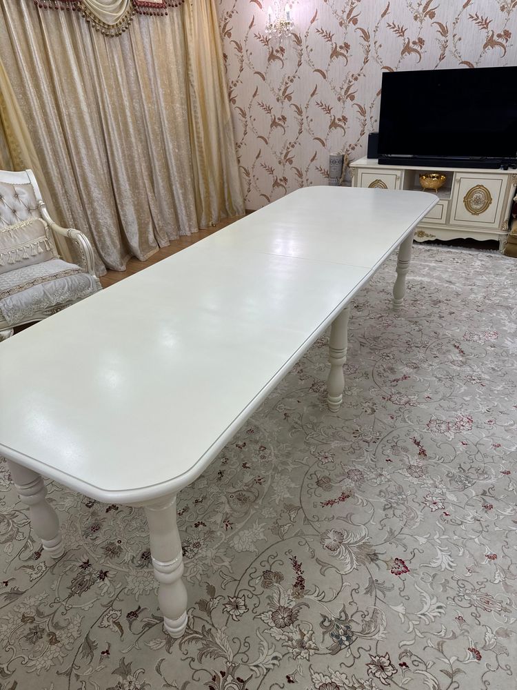 Продам стол в гостинную