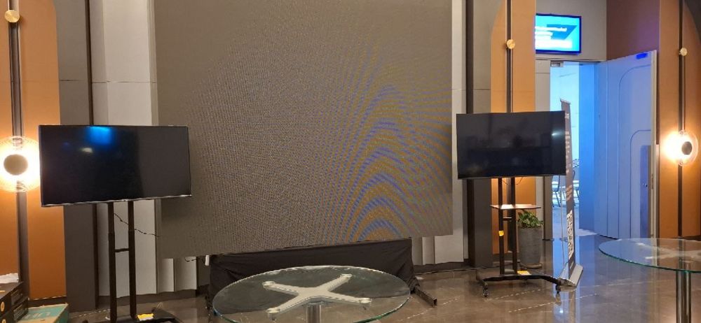 Аренда мобильных кранштейнов и телевизоров