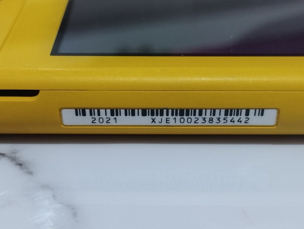 Продаю Nintendo switch lait в отличном состоянии