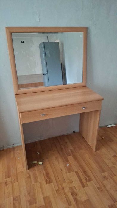 Продам столик с зеркалом
