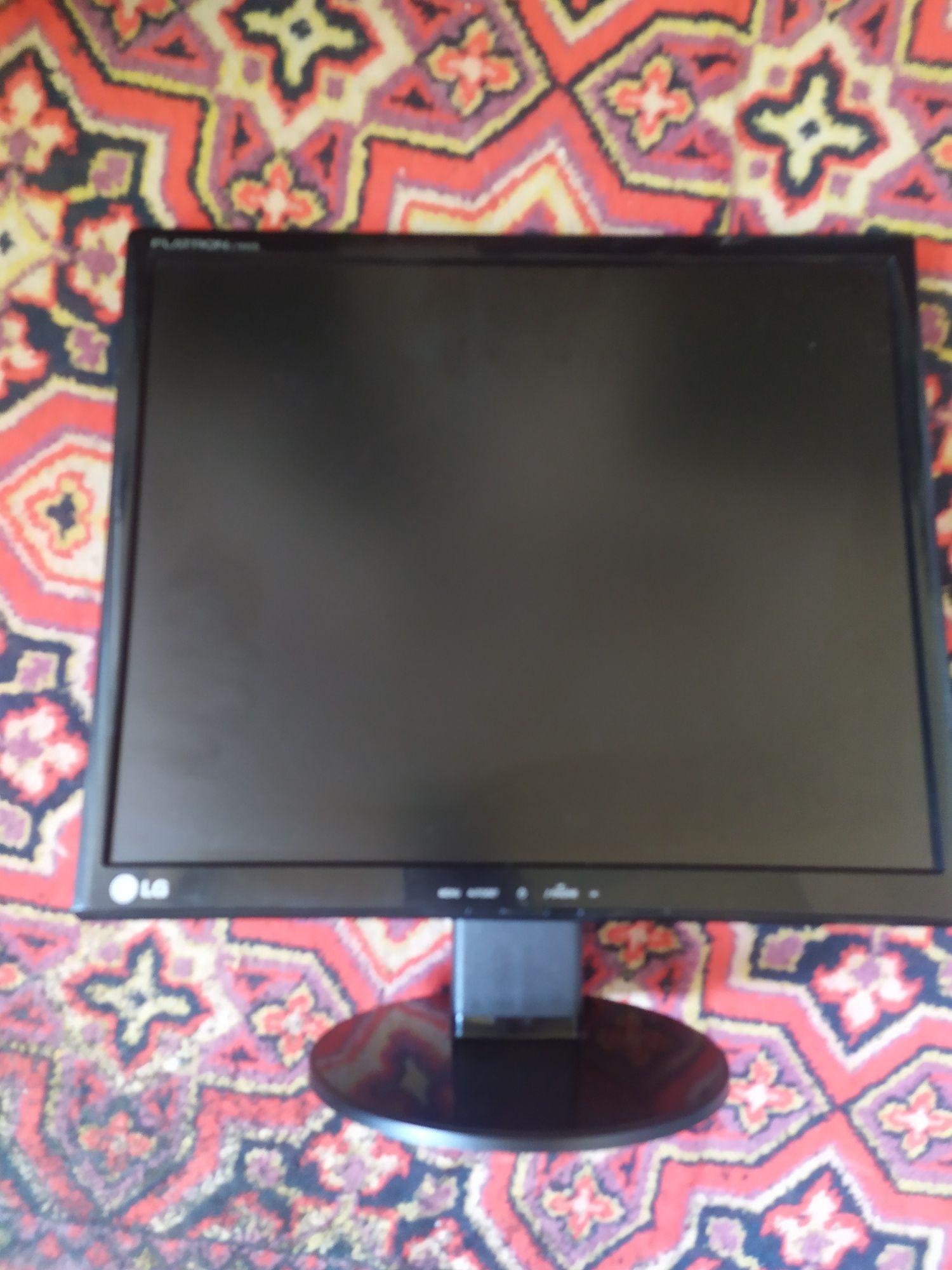 Продам мониторы LG 22 19 дюймов клавиатура Avtech KL23MU