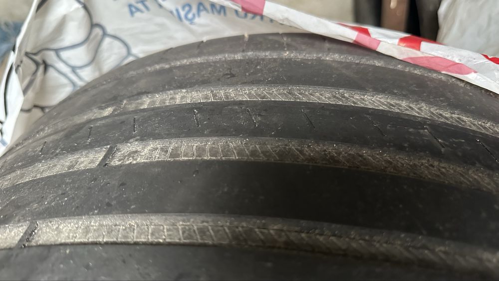 1x anvelopa  275/35/R19 / 1x anvelopa 245/40/R19