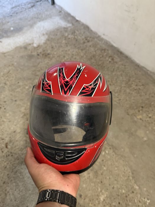 Мото каска – червена, с визьор