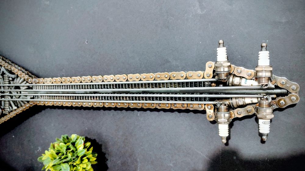 Декоративна бас китара изработена от авточасти