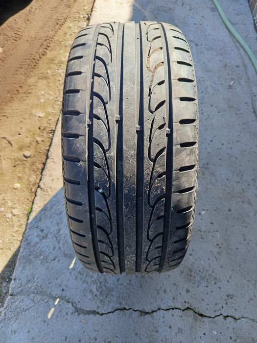 Vând jantă aliaj-Cauciucul se prezintă în stare foarte bună!