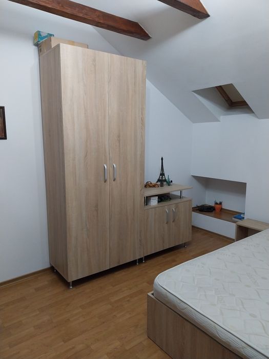 Dormitor .par 140/2m, două noptiere, șifonier cu două uși, comodă