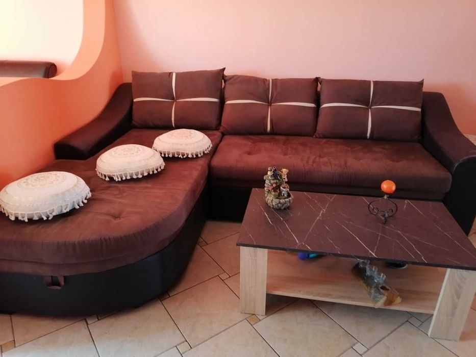 Кафяв разтегателен диван