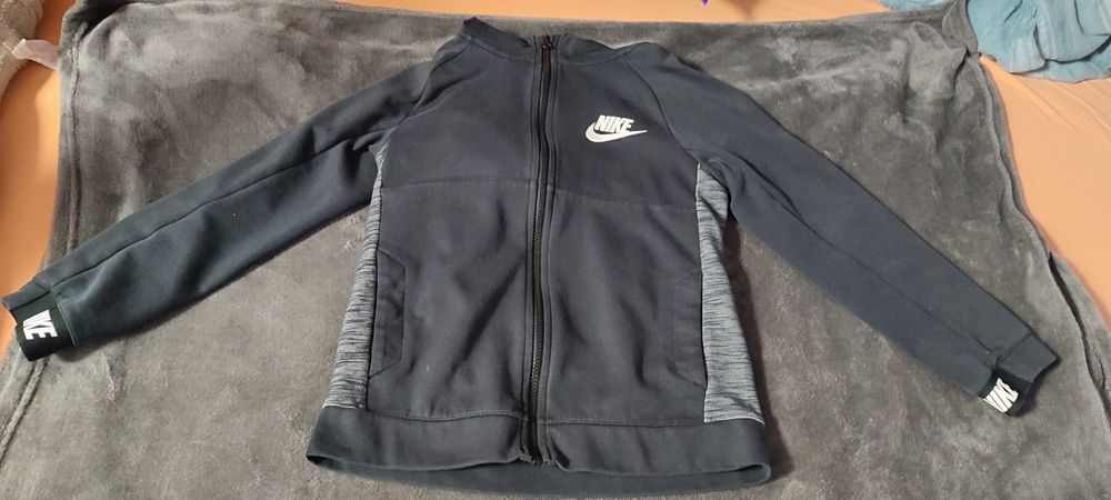 Vând trening Nike