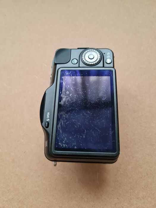 Продавам focus free Panasonic Lumix GF3 combo
