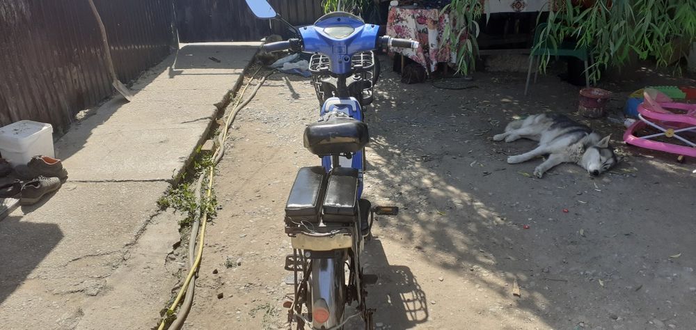 Vând scuter electric Geeli pentru piese și moped pejou  fuctional