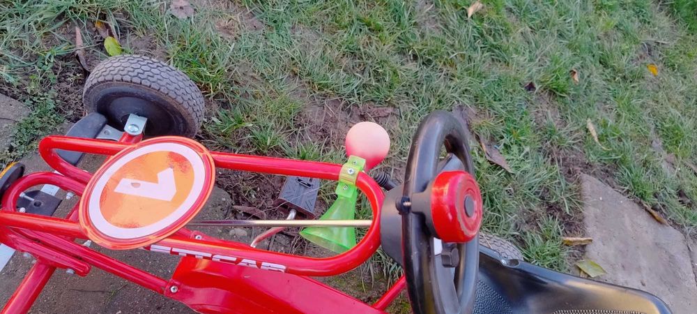 Kart cu pedale pentru copii, culoare rosu, pentru 3-6 ani