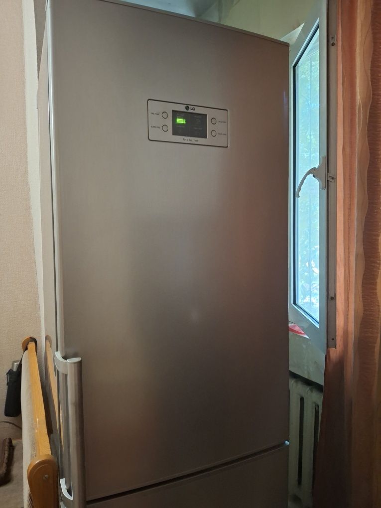 Холодильник  LG.