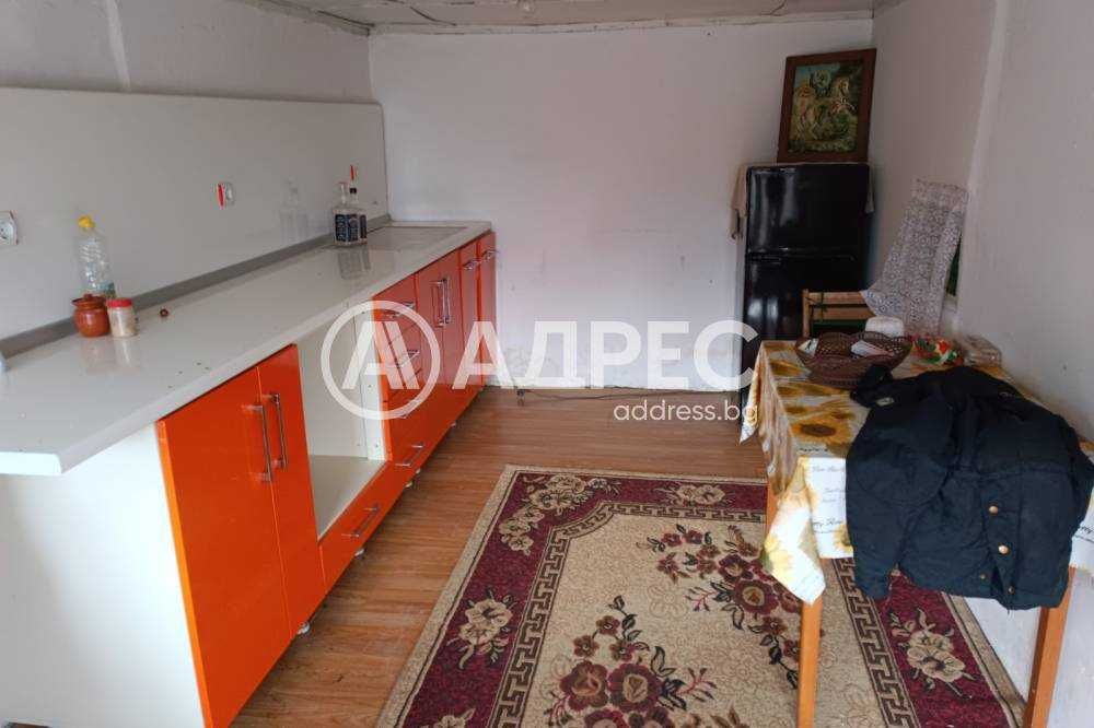 Продава се къща с двор в с. Побит Камък