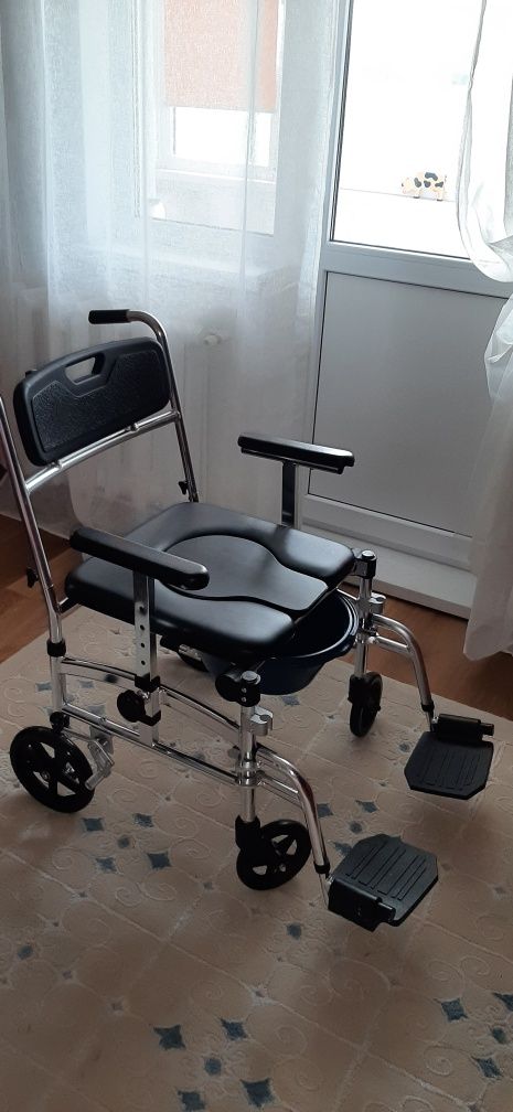 Scaun cu rotile pentru persoane cu handicap locomotor