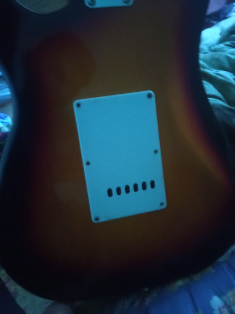 Elektronni gitara  100 $ hamma joyi ishlaydi