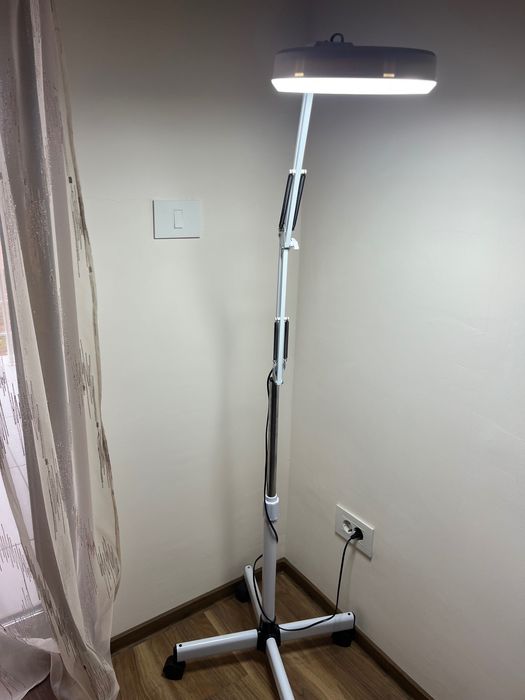 Lampa pentru cosmetica