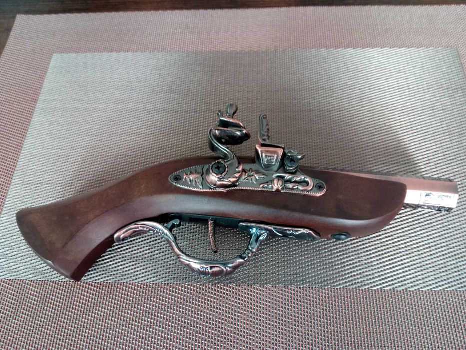 Продавам красива ,колекционерска запалка-пистолет Joseph Kinnen 1808