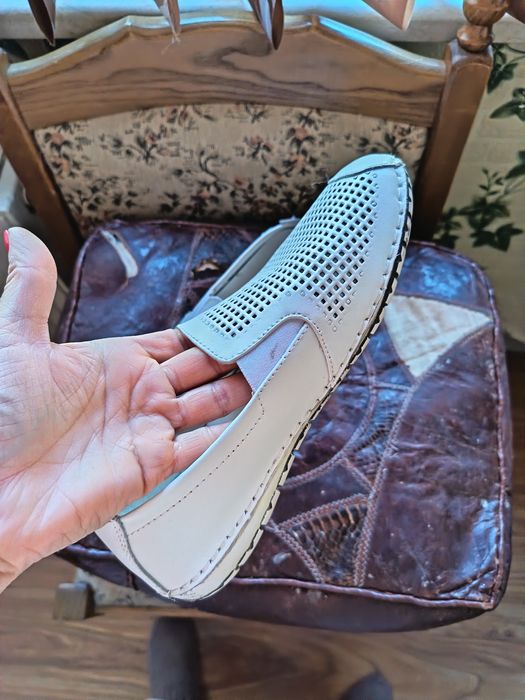 Бели спортни обувки