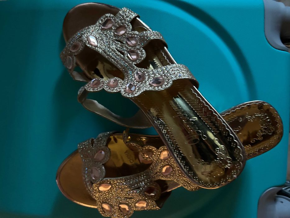 Лачени чехли - златисти с камъни