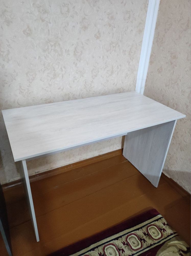 Письменные столы в отличном состоянии.