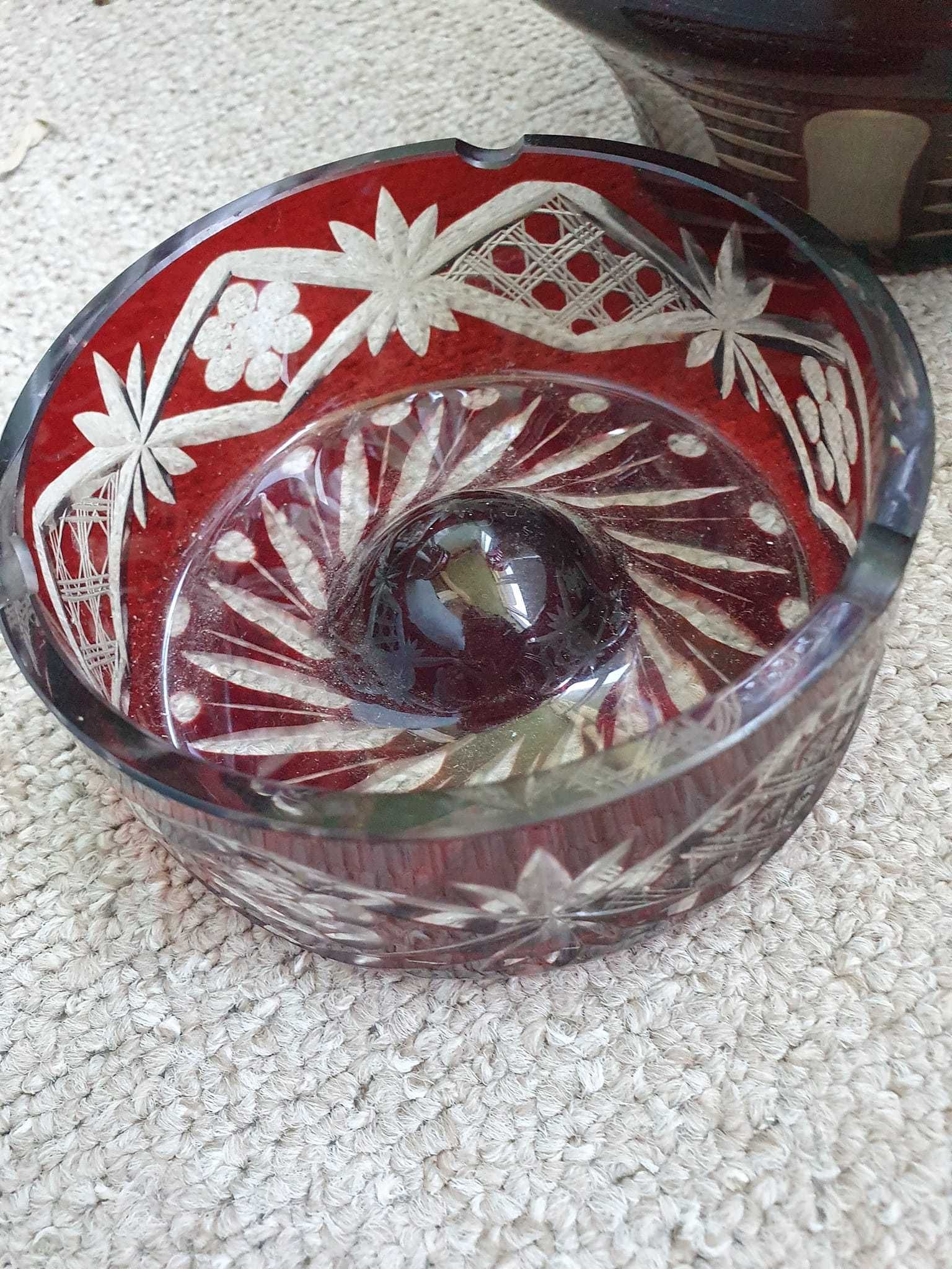 Vaza mare de cristal rubin  si 2 scrumiere