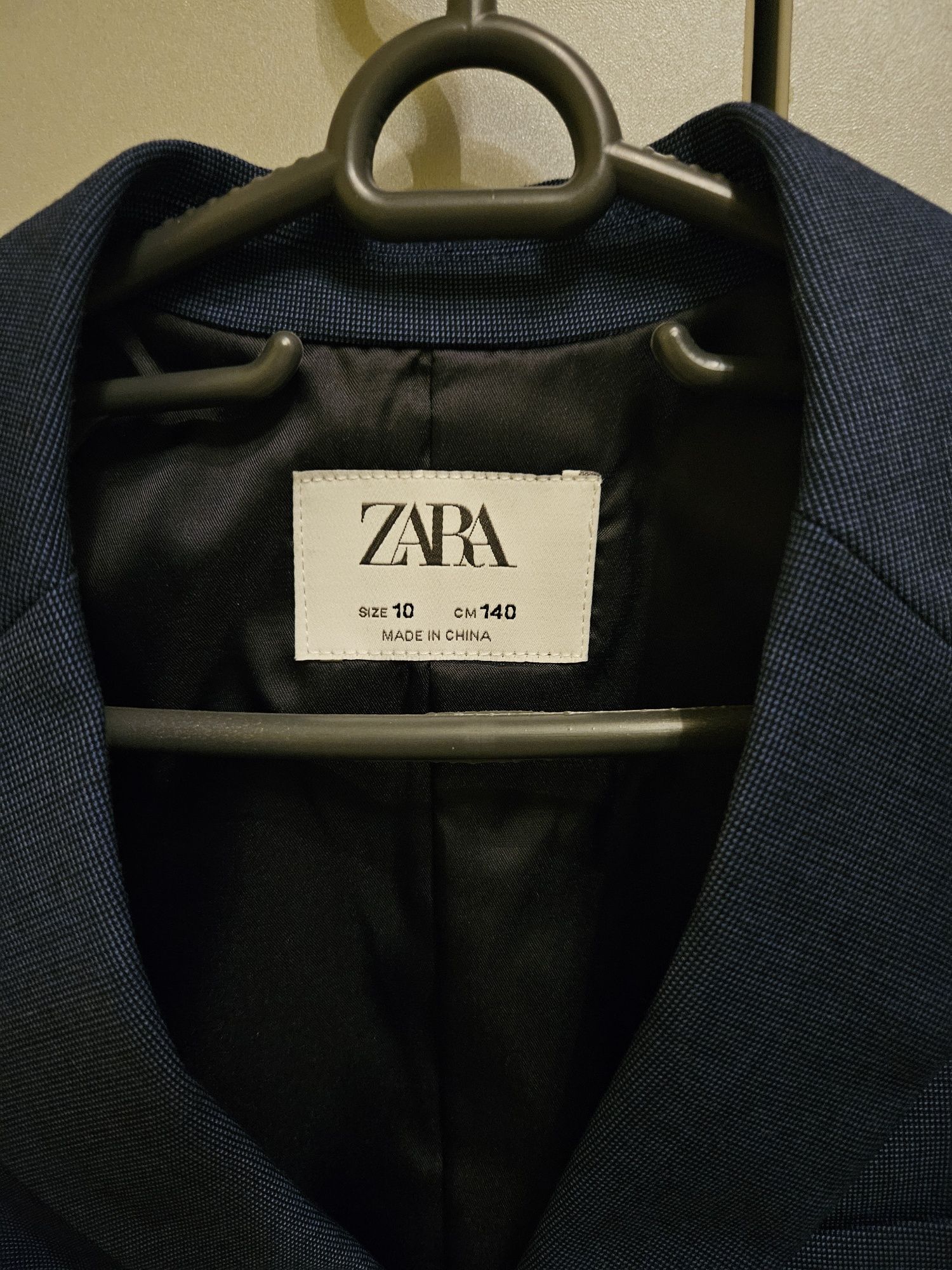 Костюм Zara с риза, папионка, колан, 10г.