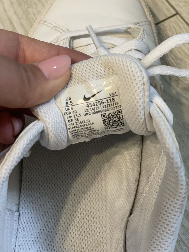Adidasi Nike albi marimea 40