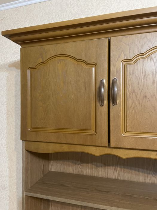 Стенка из натурального дерева