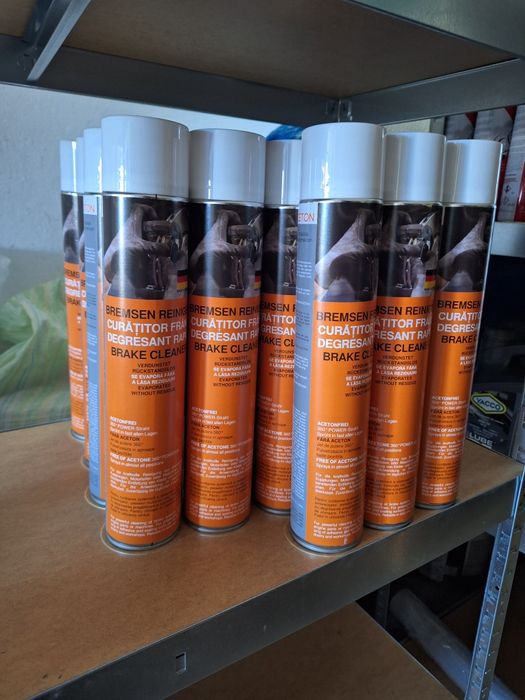 Vand diferite produse:mănuși,spray uri,ulei motor etc.