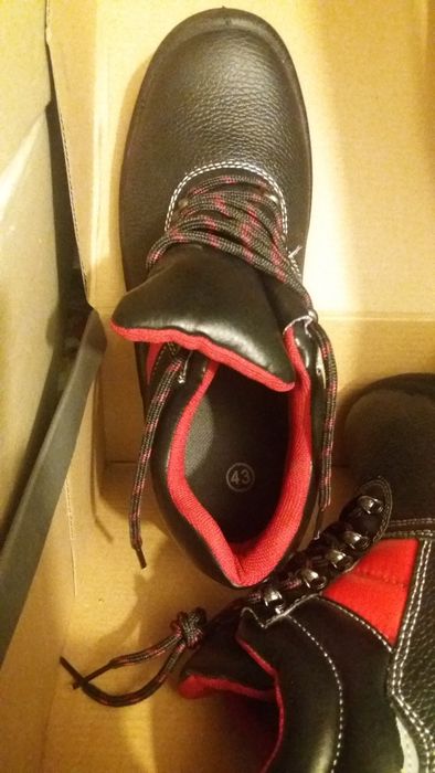 Работни обувки с метални бомбета .