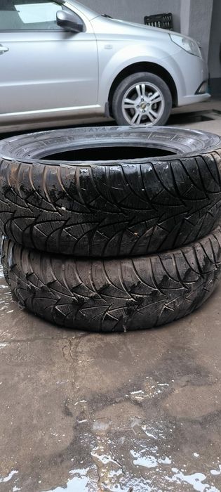 Продаётся 2 покрышки зимние