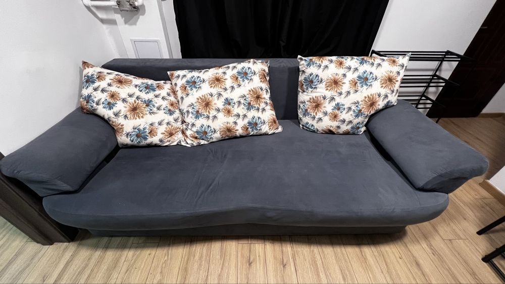 Vand canapea in stare perfecta cu 3 perne