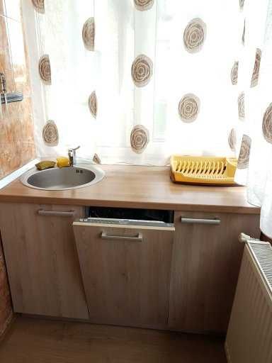 Inchiriez ap 2 cam, decomandat, situat central, zona linistita