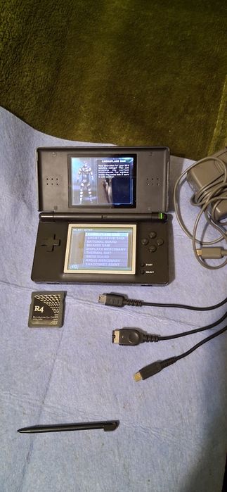 DSLite functional ,accesorii+ card R4 emulator+ msd 2GB