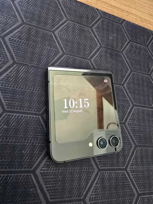 Samsung Galaxy Z Flip 5 – 256 GB, cu husă originală, stare foarte bună