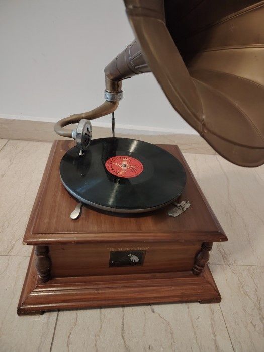 Gramofon antic deosebit His Master ‘s Voice, functional,pâlnie din ala