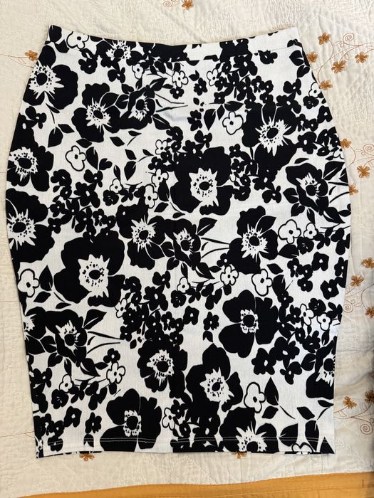 Fustă conică cu imprimeu floral alb și negru