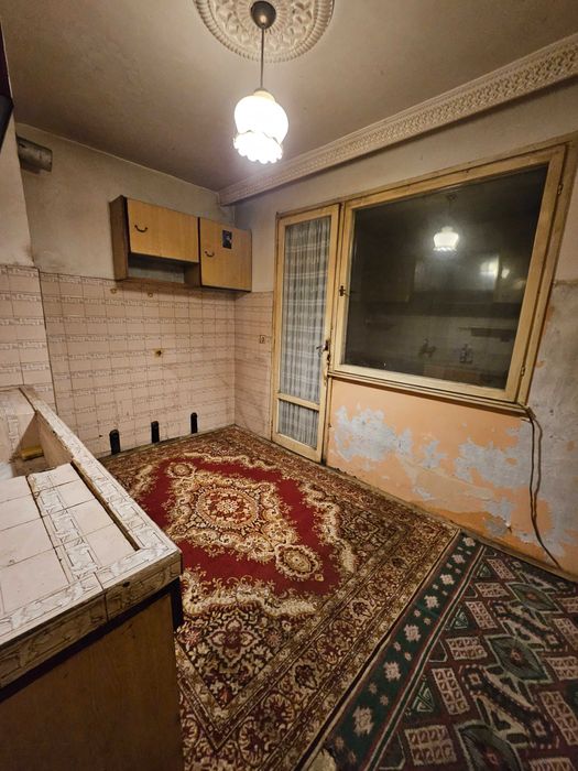 Двустаен апаратамент с 3 отделни помещения в кв. Изток!