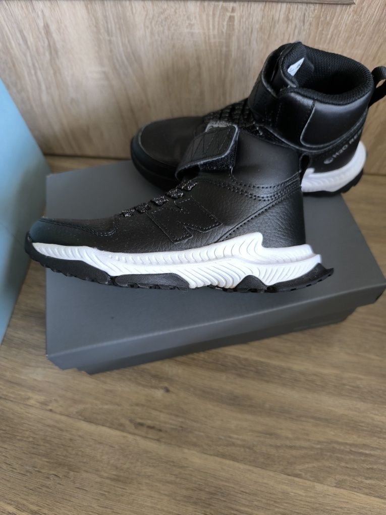 Детски боти New Balance 30 номер