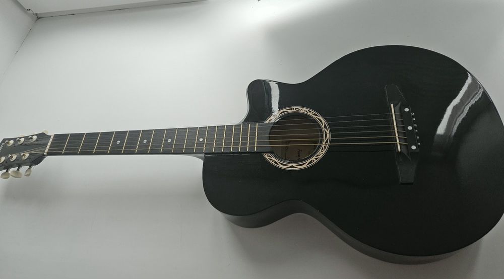 Музыкальный инструмент гитара