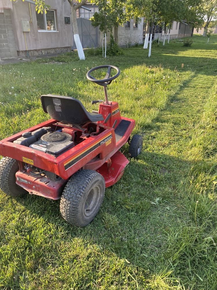 Tractoras tuns iarba Murray