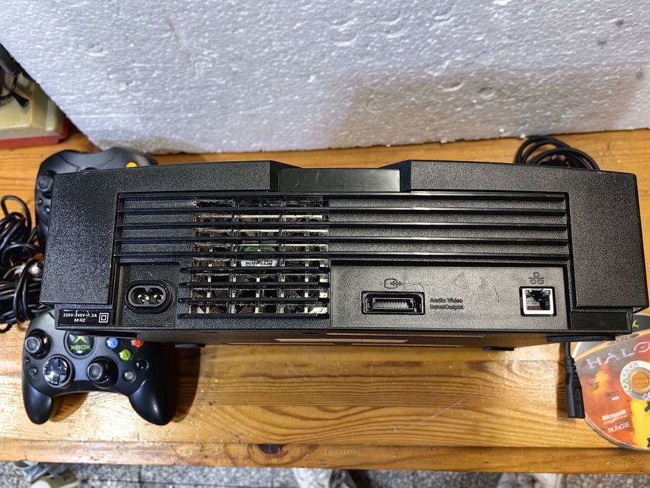 Конзола XBOX + 2 джойстика и една игра