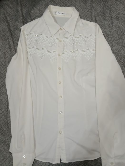 Стильная белая блузка BASE с жемчужным декором, размер L