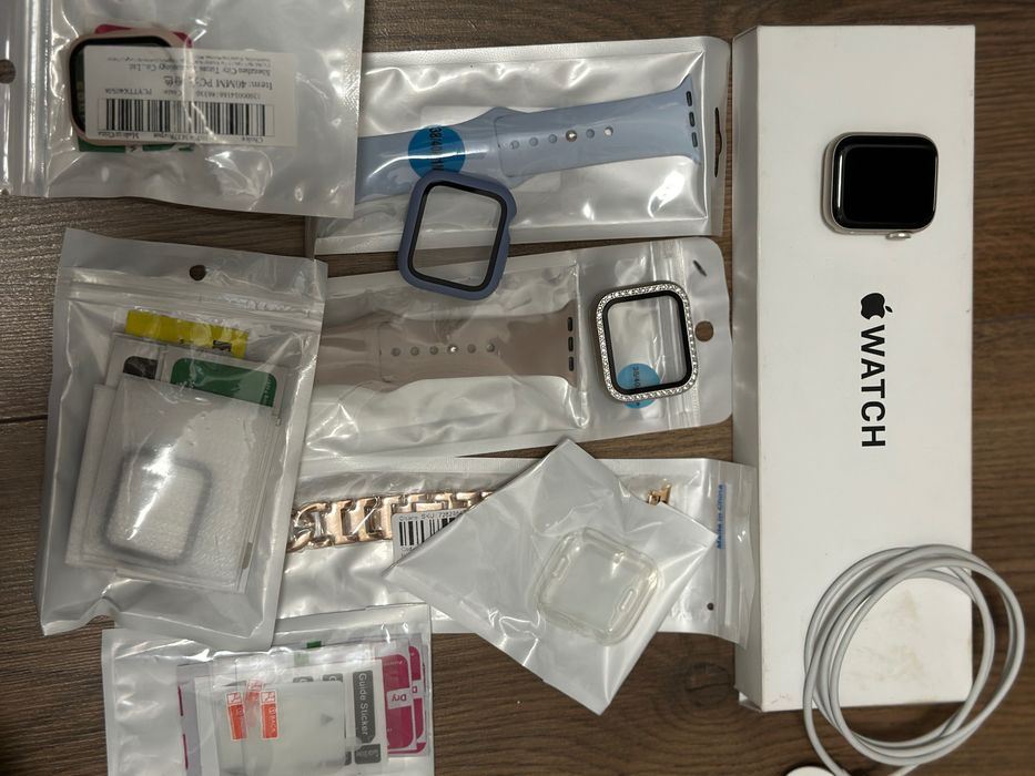 Apple Watch SE, Carcasa starlight, Aluminium 40 mm