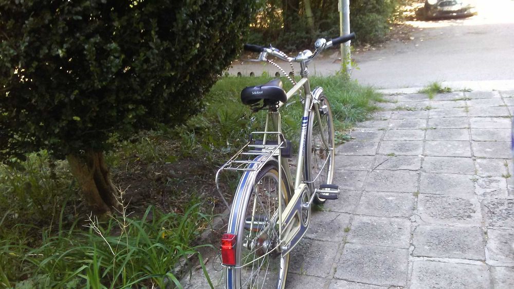 Продава велосипед със заключващо устройство