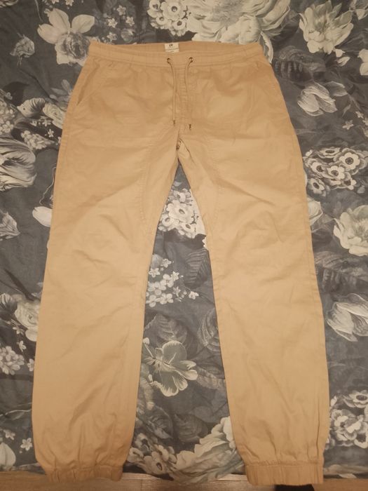 Продам стильные и удобные брюки цвета хаки (бежевые).