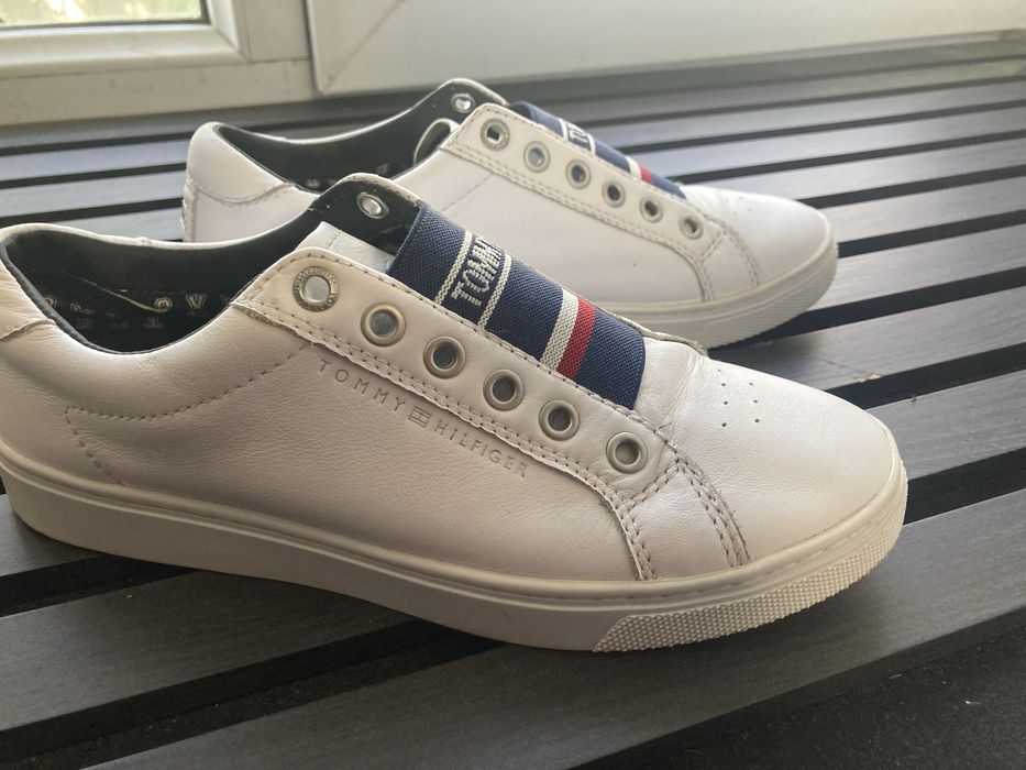 Vand adidasi tommy.